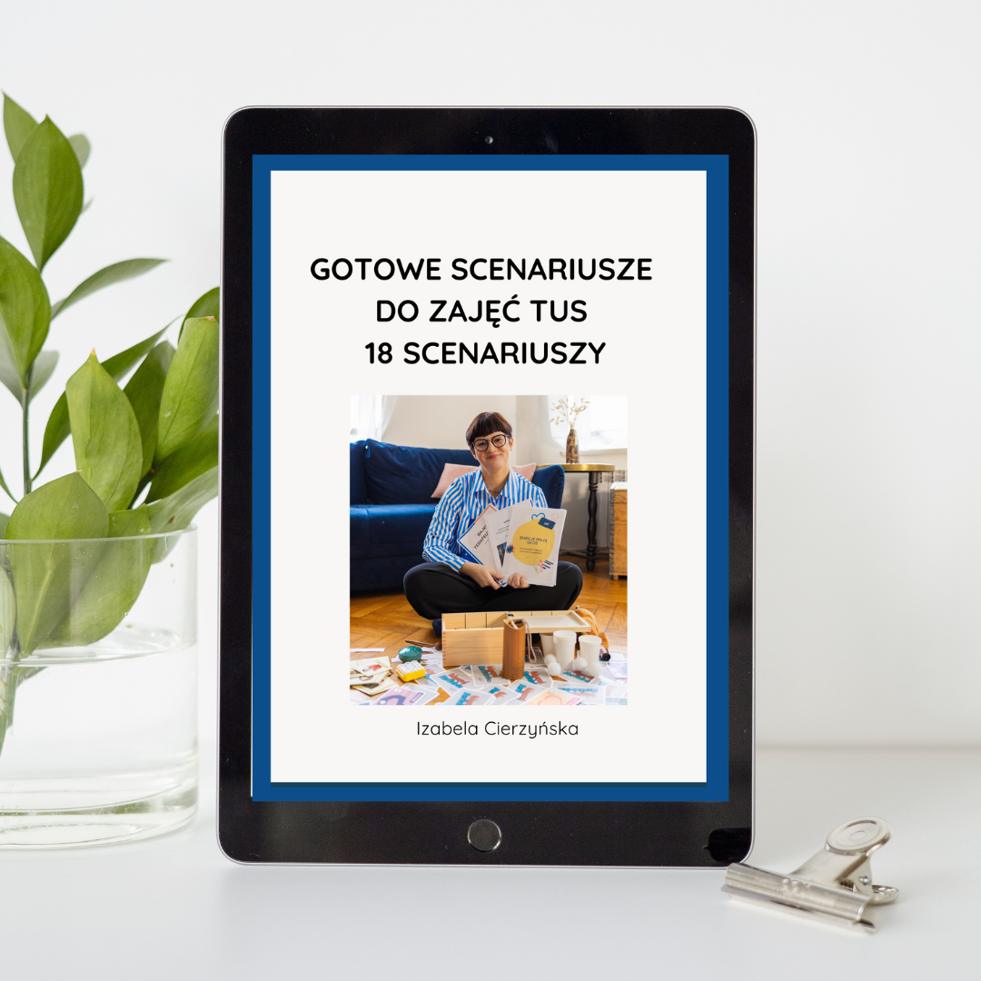 Zdjęcie prezentujące fizyczny zbiór 18 gotowych scenariuszy do prowadzenia zajęć Treningu Umiejętności Społecznych (TUS) dla dzieci i młodzieży, dostępnych dla uczestników kursu online 'Akademia Trenerów TUS'.